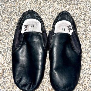 BlackBallet shoes - Alberta Ballet Theater - Size 11 toddlers with carrying bag